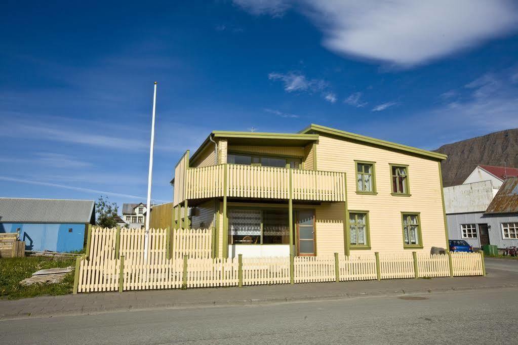 Guesthouse Gamla Ísafjörður Buitenkant foto